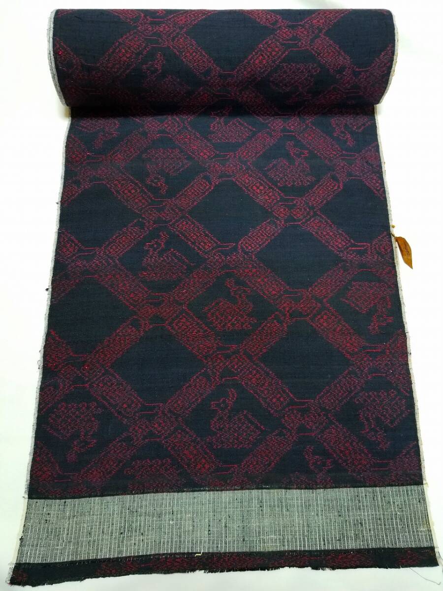 【桐輪】奥順.結城紬☆送料無料*未仕立.反物*期間限定20%OFF{正絹*奥順.石下結城紬*着物地}12m以上*臙脂色糸の菱文の中に動物文*№4320拍卖