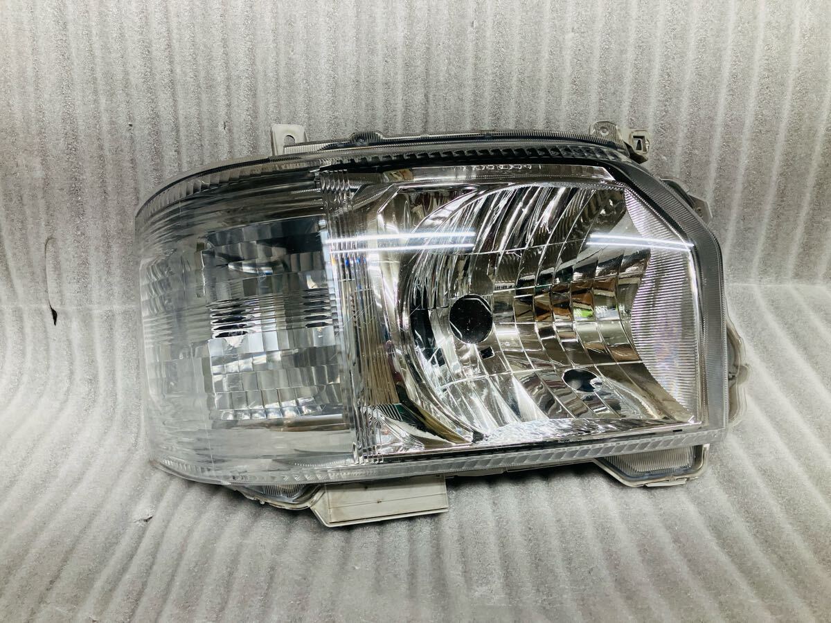 中古 特価 200系 ハイエース 4型 右ハロゲンヘッドライト 26-131 71 標準ルーフ ハイルーフ用拍卖