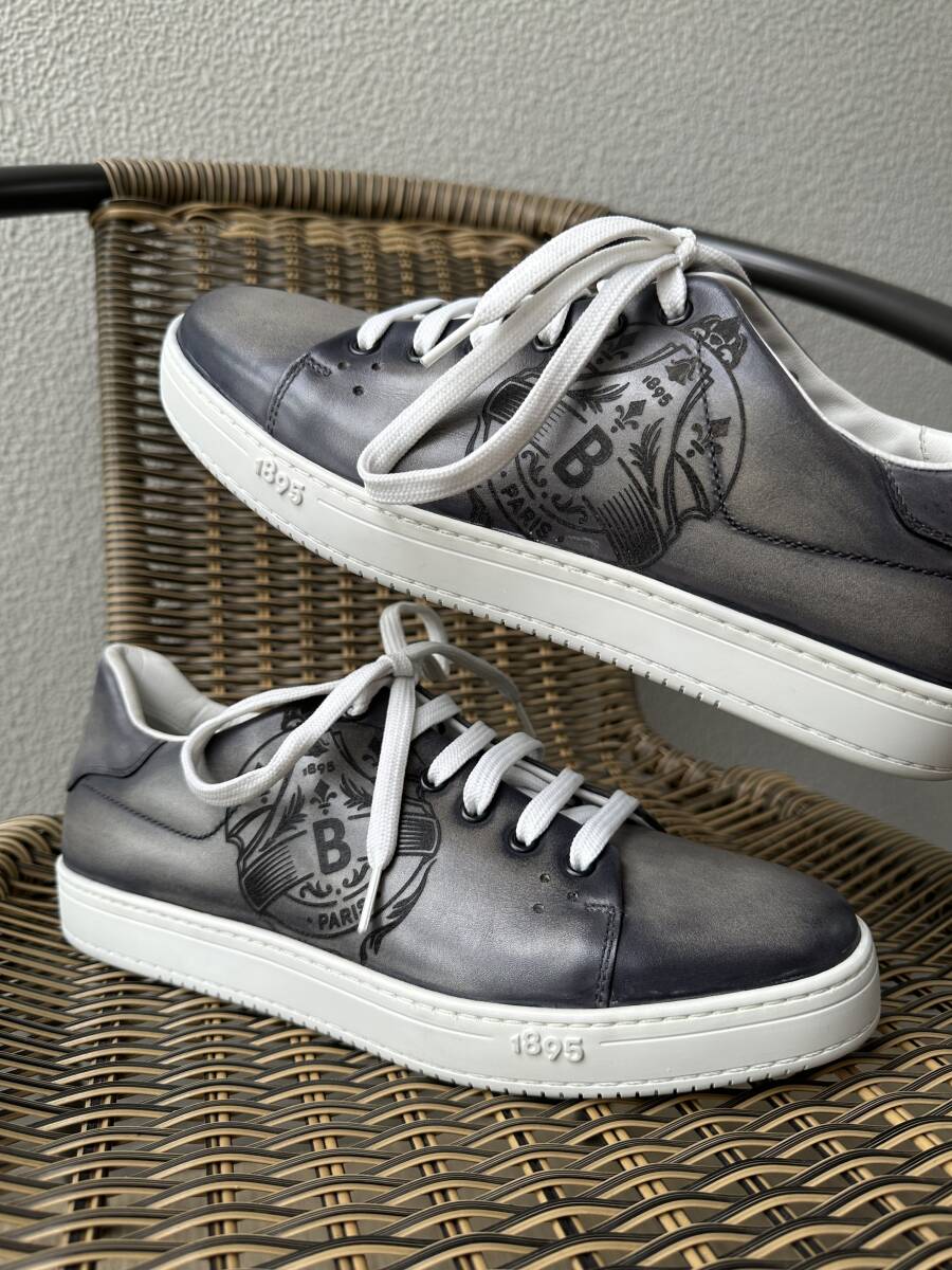 定価25,1万 Berluti Playtime Sneakers ベルルッティ プレイタイム ビッグクラストロゴ パティーヌレザー スニーカー ライトアルミニオ 6,5拍卖