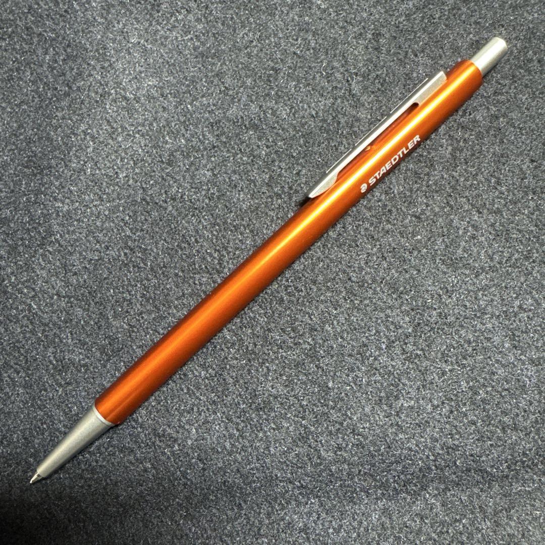 【日本未発売 稀少】ステッドラー STAEDTLER Premium ボールペン オーガナイザー 高品質アルミ スリム 三角軸 オレンジ 新品拍卖