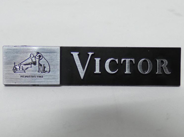 ■Victor エンブレム ロゴプレート 幅57mm 樹脂製拍卖