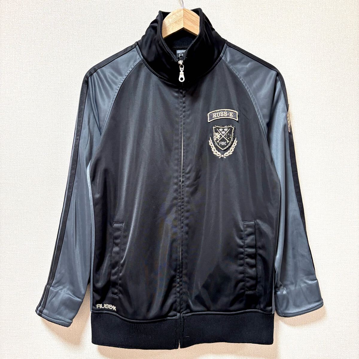 スポーツMIXコーデに!【RUSS-K】ラスケー トラック ジャケット ブラック 黒 グレー ジャージ ワッペン サーフ メンズ サイズM/Y27418SS拍卖