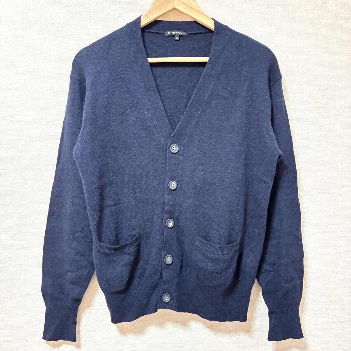 ふんわりアンゴラ混◎【R.NEWBOLD】アールニューボールド Vネック カーディガン 紺 ウール ニット オフィス メンズ サイズM/Y28131SS拍卖