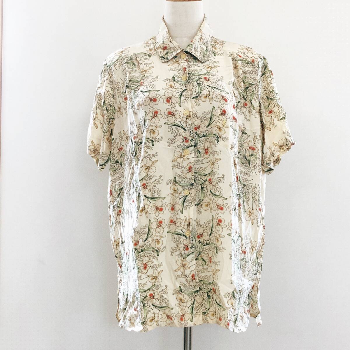 Y1731 美品 レディーストップス シャツ 半袖 薄手 肩パッド 9号 ベージュ カラフル 花柄 絹100% 大人カジュアル カジュアル 夏 拍卖