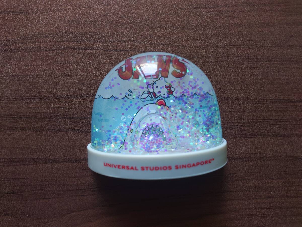 激安☆レア 希少 新品☆ ハローキティ ジョーズ コラボ スノードーム マグネット USS ユニバーサルスタジオ シンガポール 7cm×6cm拍卖