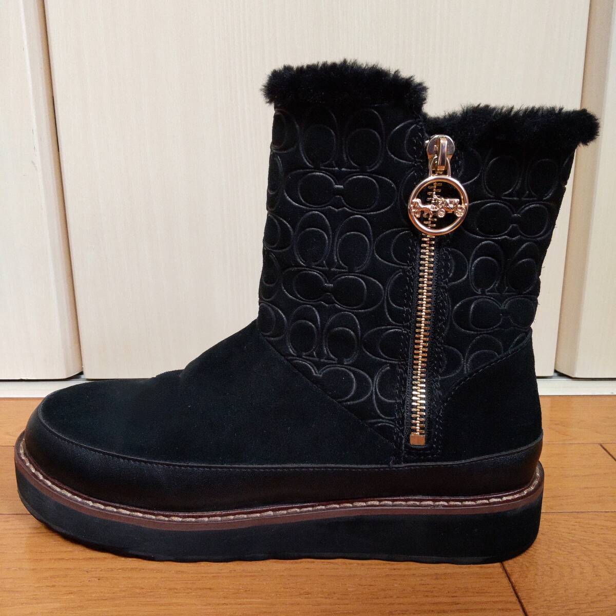 即決 コーチ COACH ショートブーツ 8C/24.5cm ムートン/ボア ロゴ入り シグネチャー ブラック黒拍卖
