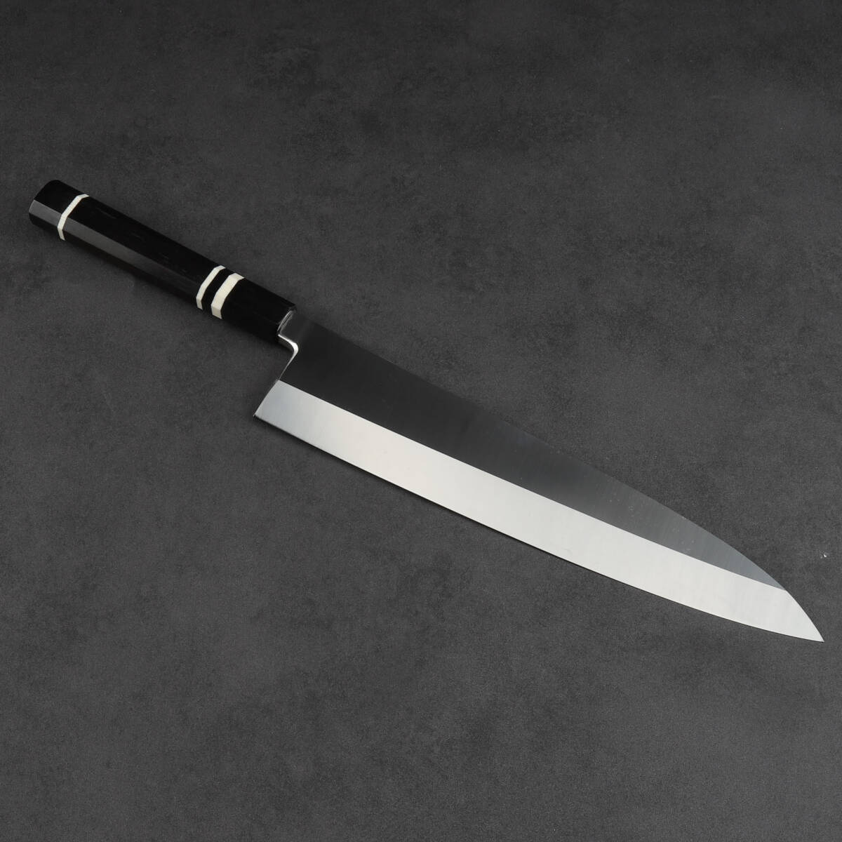 7282 出刃包丁 尺(刃渡り300) 刺身包丁 和包丁 本出刃 黒檀黒水牛角白三本巻八角柄拍卖