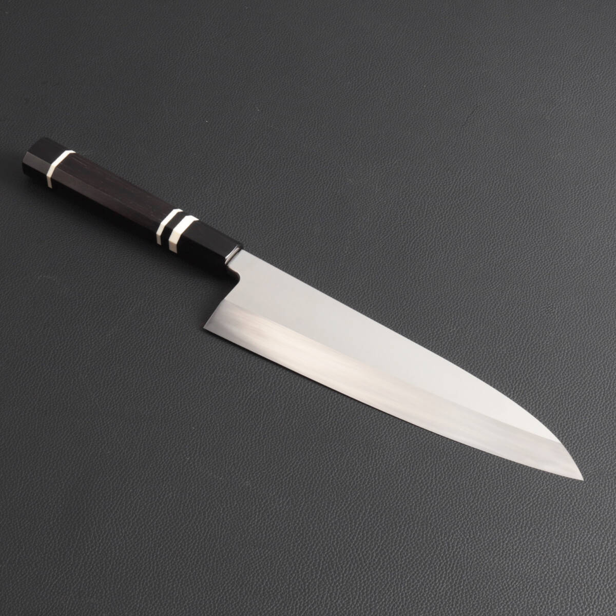 10648 出刃包丁 8寸 刃渡り240mm 刺身包丁 逸品 和包丁 本出刃 黒檀黒水牛角白三本巻八角柄拍卖