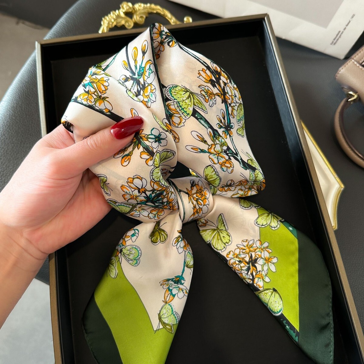 スカーフ シルク調 おしゃれ 巻き方 首元 飾り 大判 きれいめ 拍卖