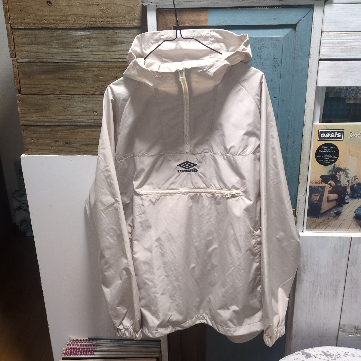 中古 美品 ★ UMBRO アンブロ アノラック プルオーバー ジャケット Mサイズ オフホワイト 古着 センターロゴ オアシス拍卖