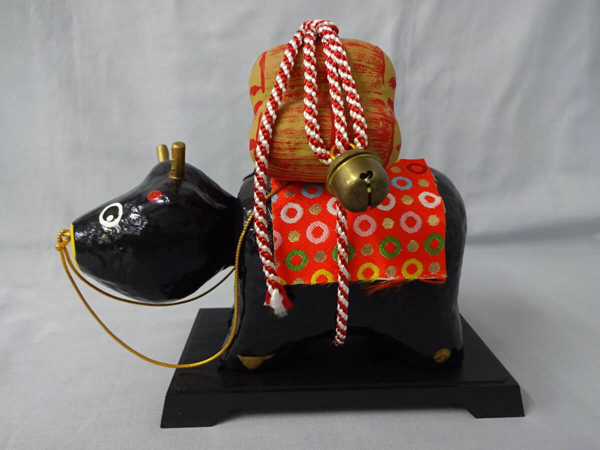 【送料無料】張子 首振り牛 俵ベコ 黒 全長:約16.5cm 高さ:約16cm 幅:約11cm 米俵 鈴付き 土台付き 縁起物 五穀豊穣 福 置物拍卖