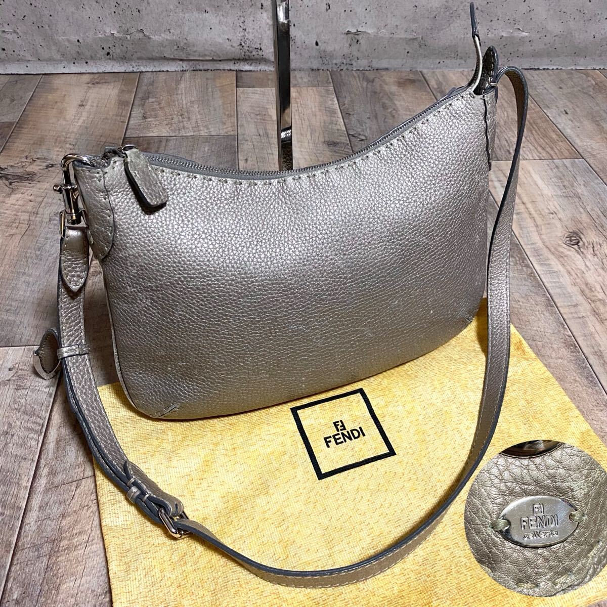 本物 FENDI フェンディ セレリア ミニショルダーバッグ 斜めがけ シルバーグレー ポシェット レザーバッグ ボディバッグ レディース メンズ拍卖