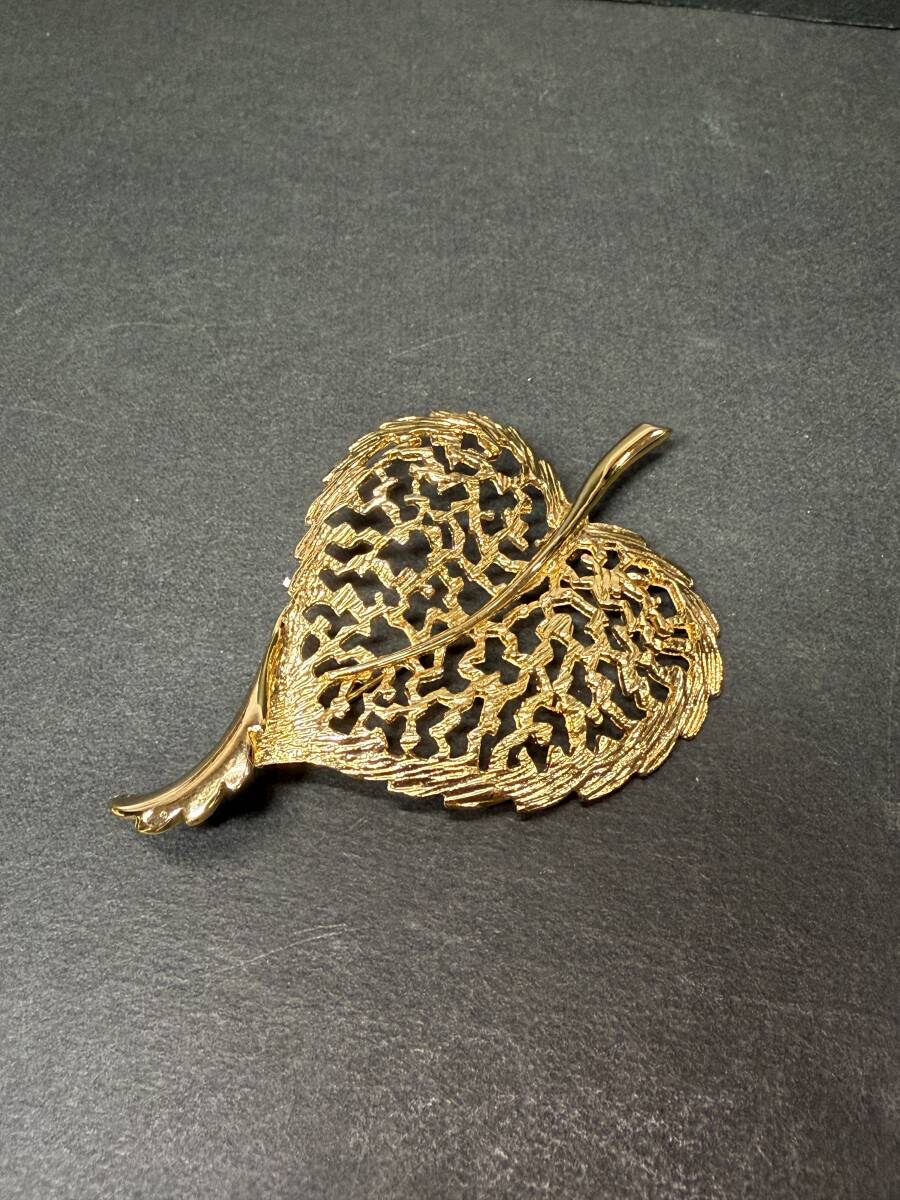 ★コレクター必見 ビンテージ ブローチ リーフモチーフ 葉っぱ ゴールドカラー レディース アクセサリー 飾り コレクション Go799拍卖