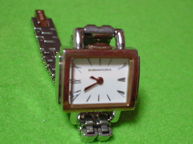 珍品 デザイン BCBGMAXAZRIA 女性用腕時計 ホワイト 角型 リューズ真上 JAPAN MOVT拍卖