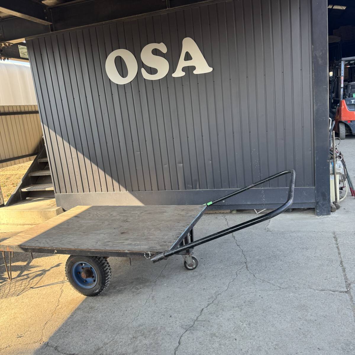 △ 岐阜発/ 農用運搬車/ リヤカー/ 平台車/ 全長約2350mm/ 荷台L=1510mm/ W=1100mm/ 運搬台/ 現状品/ R7.3/3 △拍卖