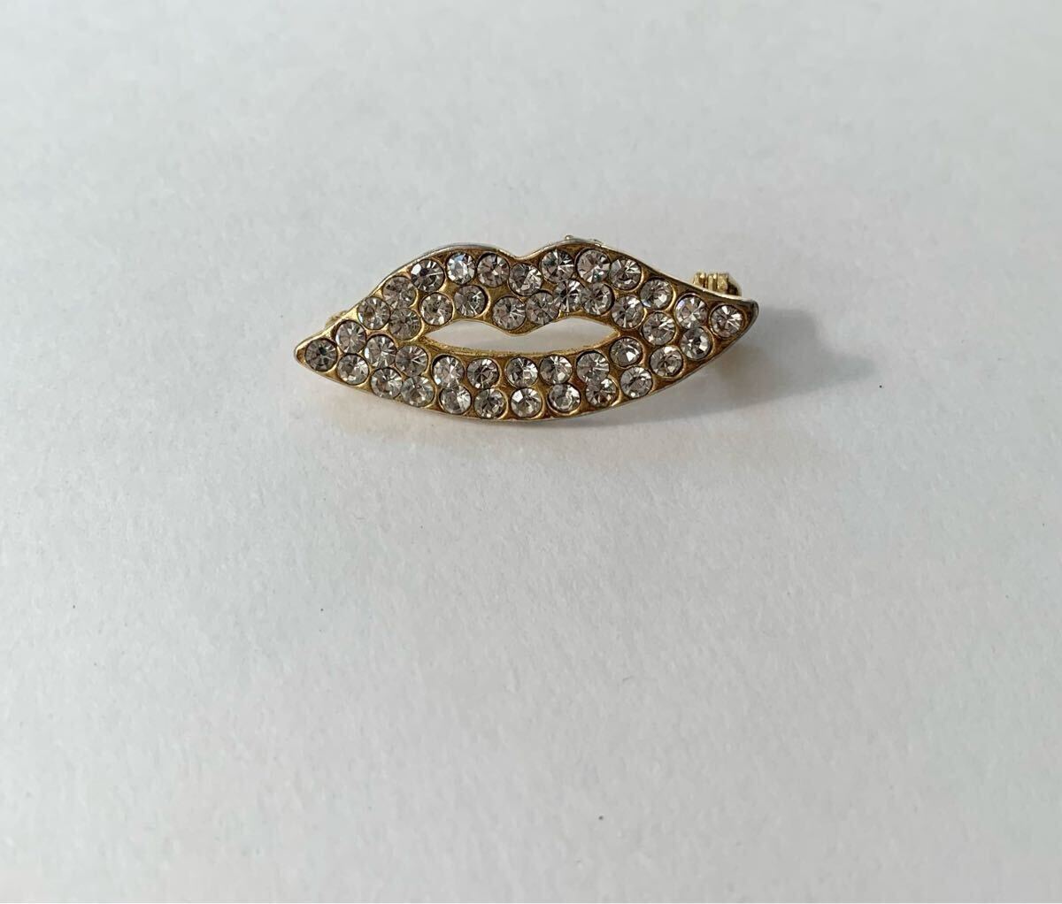 【USED】ヴィンテージ 唇 モチーフ ブローチ ゴールドトーン ラインストーン リップ kiss拍卖