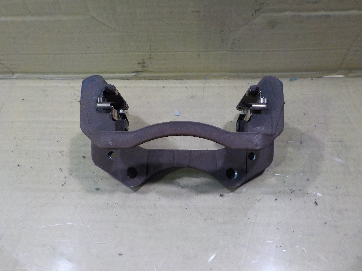 ★ブルーテックキャンター FEB90 ブレーキキャリパーベースブラケット ① 純正【送料込み】拍卖