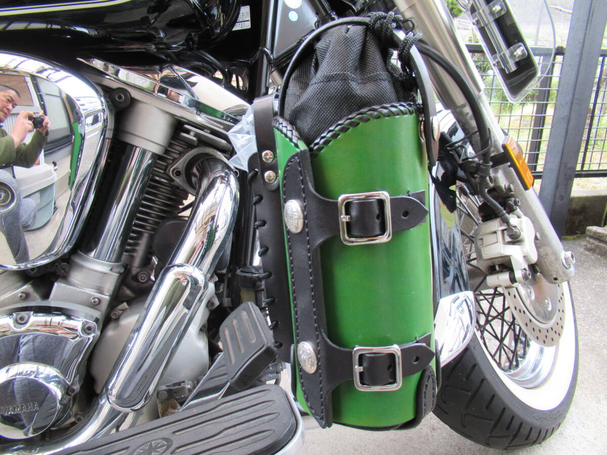 栃木レザー製サドルレザー 黒&黄緑色 ガソリン携行缶ホルダー(1L 携行缶付き) ハーレー アメリカン バイク拍卖