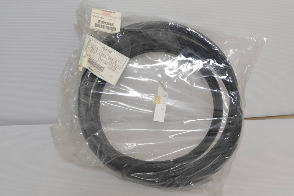 三菱デリカスターワゴン P35W 純正部品 MB6830060 ランチャンネル ウエザーストリップ拍卖