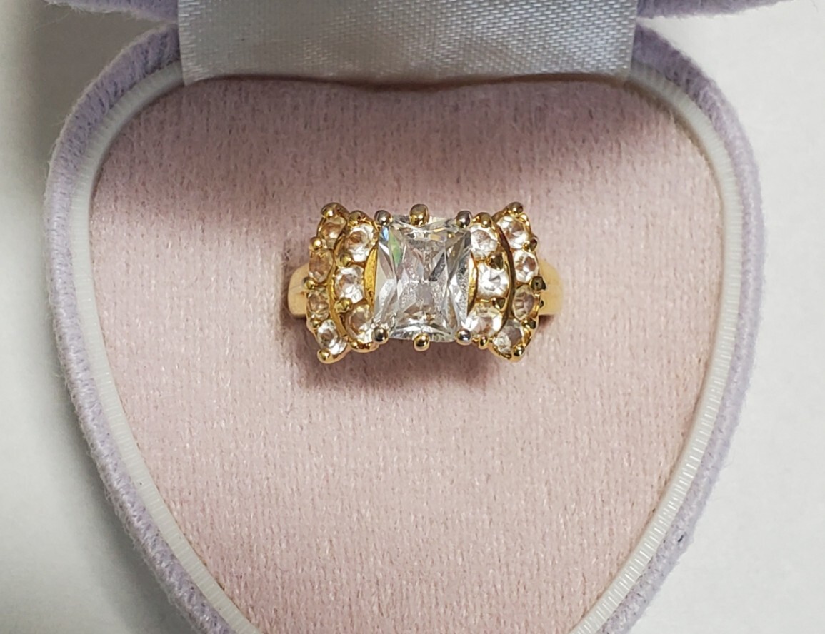 キュービックジルコニア 指輪 ゴールドカラー レディース 3,7g 9号 きれいめ拍卖