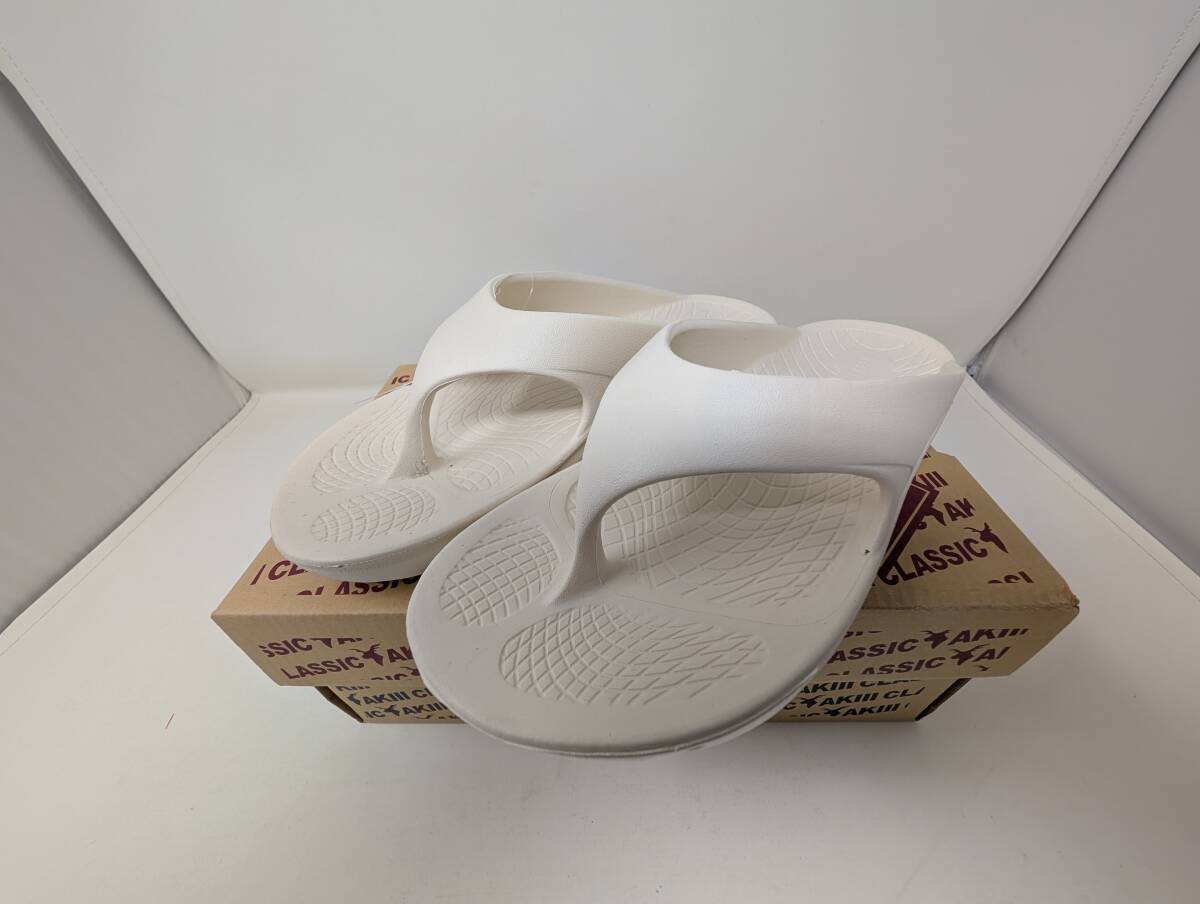 AKIII CLASSICがお買い得★新品未使用 AKIII CLASSICレディースサンダル アイボリー 25.0センチおすすめです拍卖