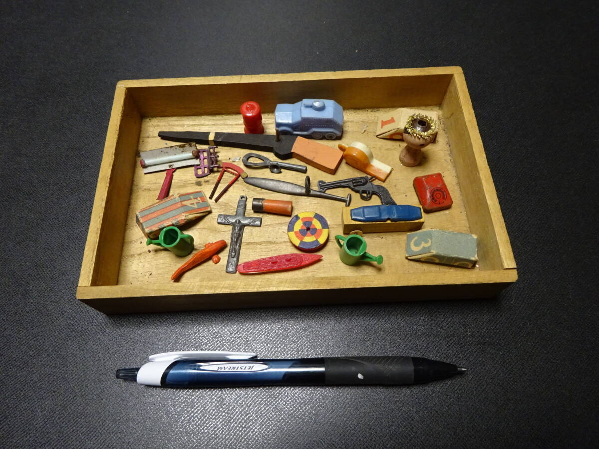 (10−1)昔の子供のオモチャ玩具 駄菓子屋で売っていたものでしょうか。材質はいろいろです。汚れ、傷みがあります。拍卖