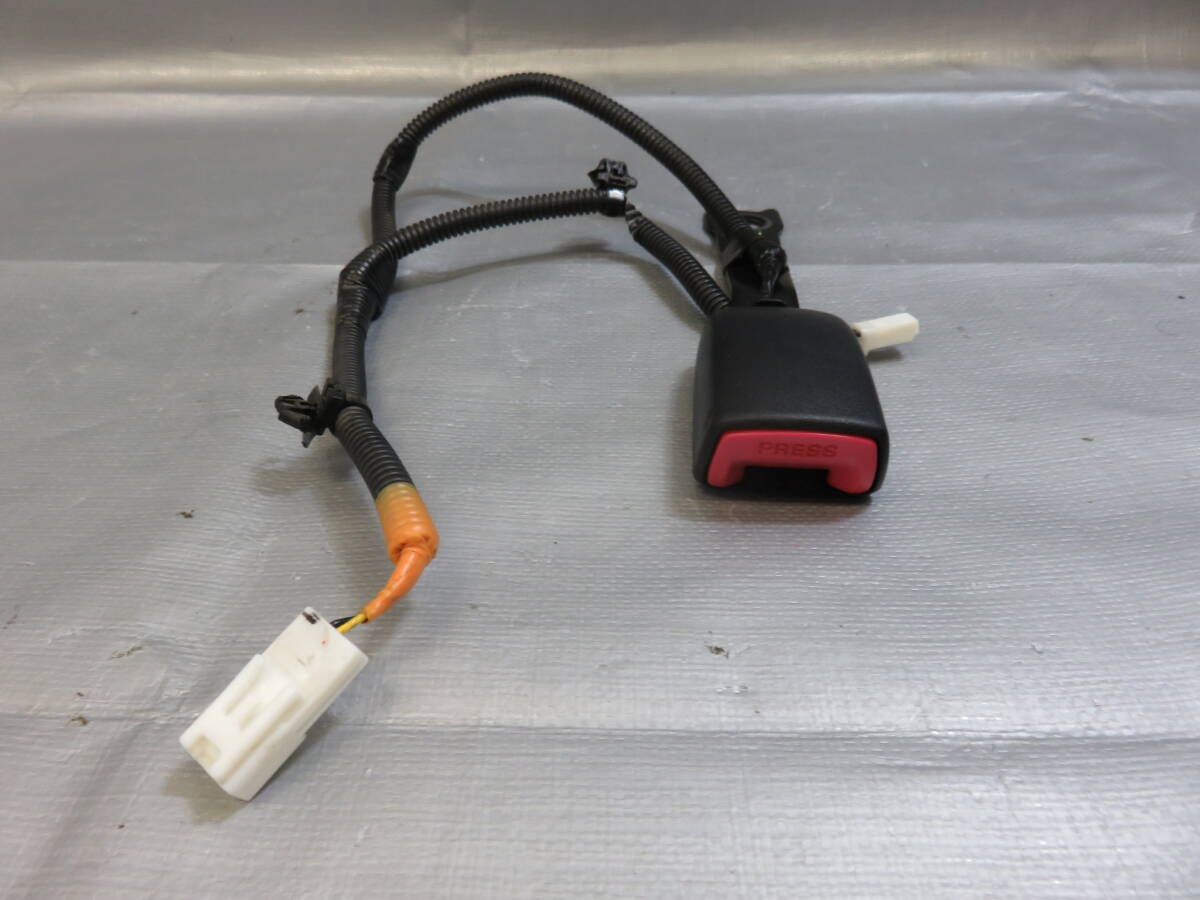 ★STD4629 トヨタ プリウス30系 後期 ZVW30/ZVW35 フロント左/シートベルト キャッチ バックル/助手席 E034501拍卖