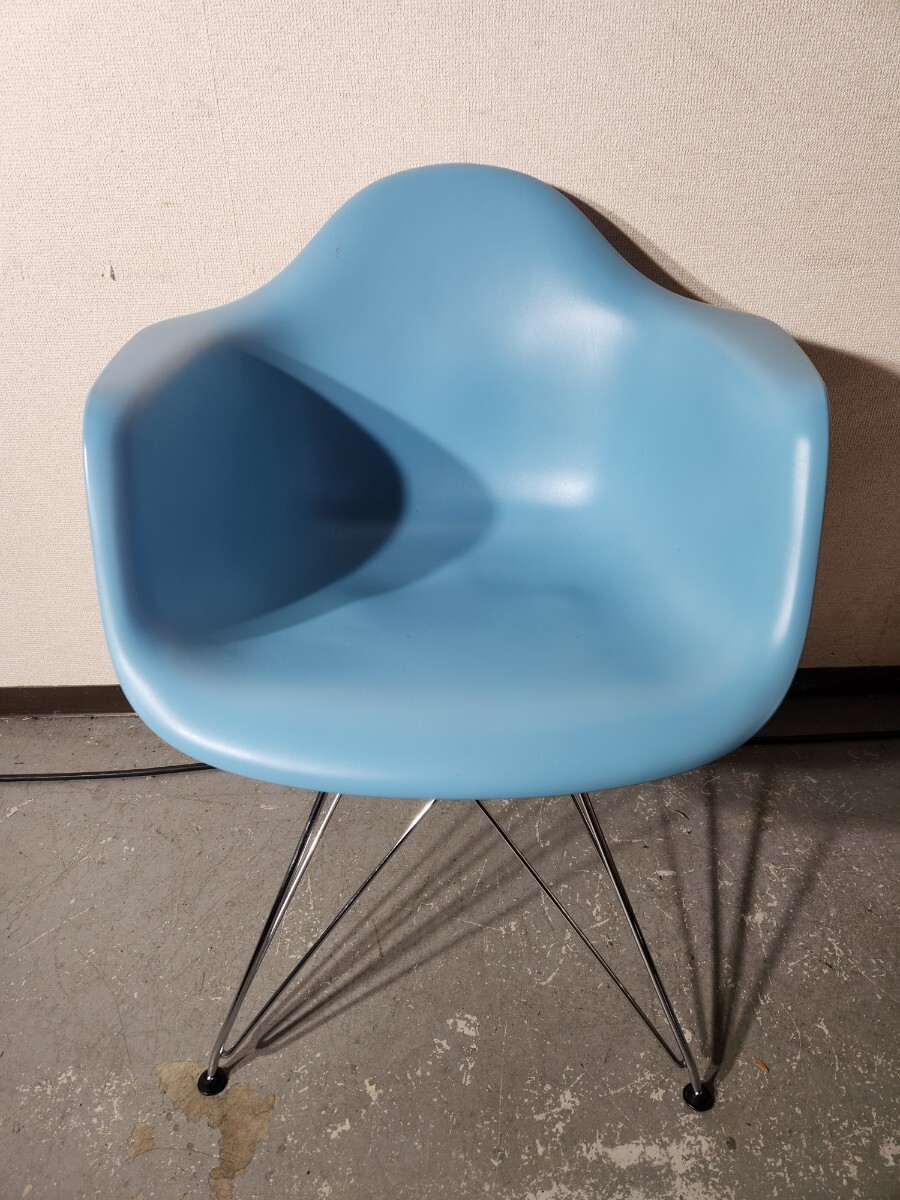イームズ・ハーマンミラー・プラスチックシェルアームチェア・ワイヤーベース・ペールブルー拍卖