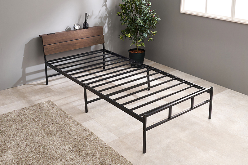 激安 棚コンセント付きパイプベッド シングルサイズ ブラウン色 フレームのみ 耐過重300キロ拍卖