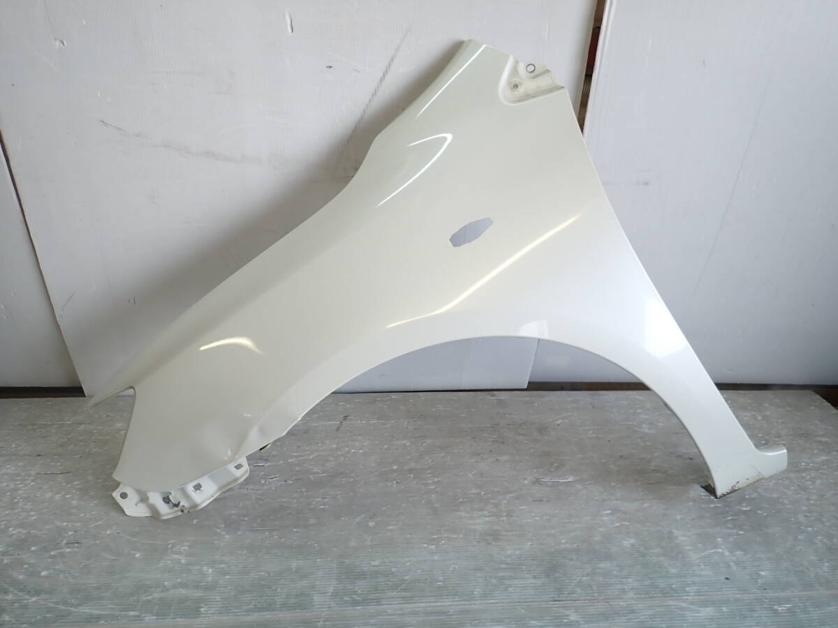 ZRE142/ZRE144/NZE141/NZE144 カローラ アクシオ・フィールダー 純正 フロント 左 フェンダー 070 ホワイトパール 53812-12A30 25-324拍卖