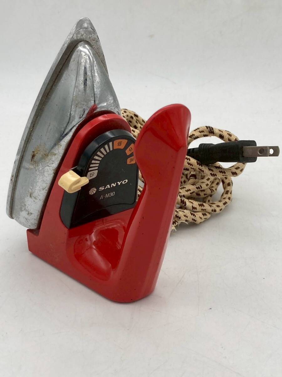 動作ok! サンヨー自動ミニアイロン SANYO 三洋 A-M30 昭和レトロ 懐かしのアイロン 小型アイロン 衣類スチーマー アンティーク家電拍卖