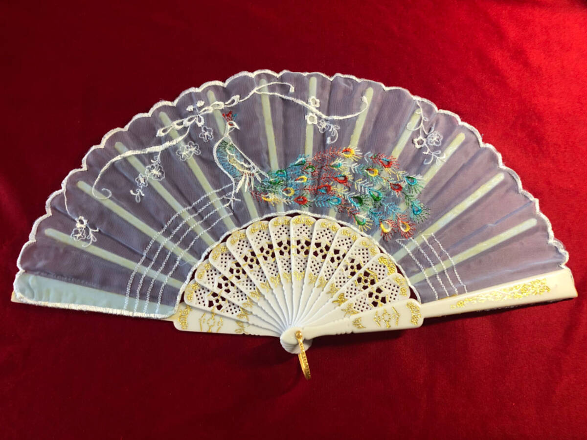 刺繍扇子 孔雀姿模様 淡いブルーの透かし生地に白身彩尾 発表会 バレエ ダンス 民謡 演劇 舞台 チャイナドレス コスプレ 拍卖