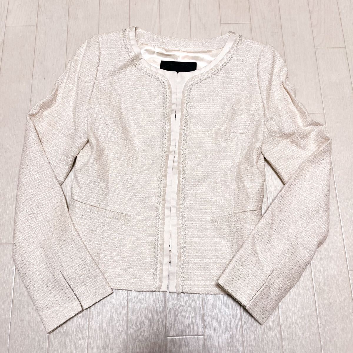 和685★ UNTITLED アンタイトル ノーカラージャケット ホック キラキラ 晴れの日 1 ベージュ オフホワイト レディース拍卖
