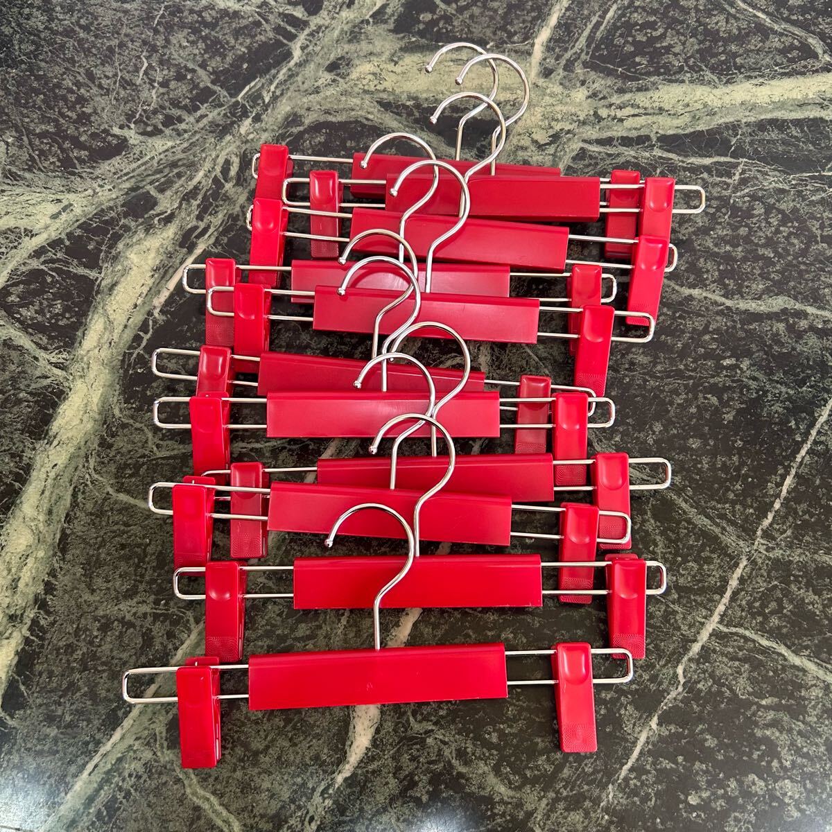 【美品】スカートハンガー14本セット★赤 パンツハンガー ズボンハンガー アパレル 衣類を傷めない樹脂クリップ部拍卖