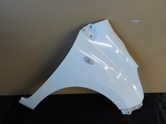 アルト HA25V 右フロントフェンダー 26U/白【個人宅宛発送不可】拍卖
