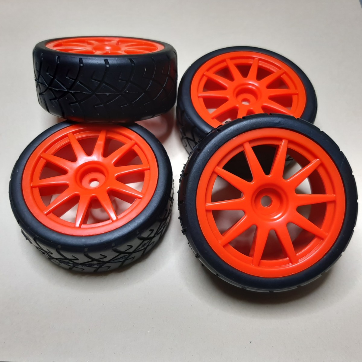 ●即決価格●送料無料●グリップ タイヤ ホイール● 10スポーク 蛍光レッド TT02 TT01 タミヤ TB03 TA05 TA TB 03 04 05 06 ラジコン拍卖