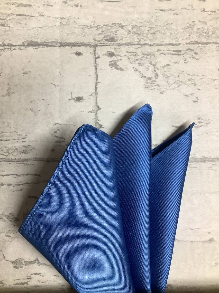 新品★定価3,190円の品★最高級織物使用のシルク100%ポケットチーフ 光沢のあるブルー朱子織無地 ★サービス★拍卖