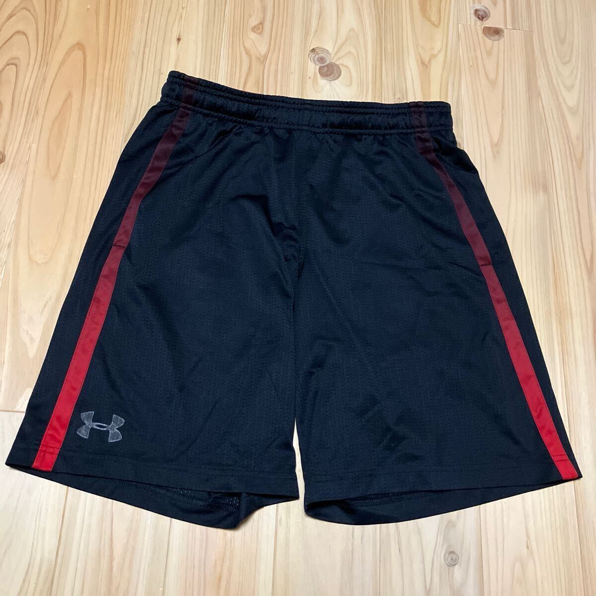 UNDER ARMOUR ショートパンツ LG 黒 赤 ヒートギア ルーズ 短パン L HG 半ズボン ハーフパンツ拍卖