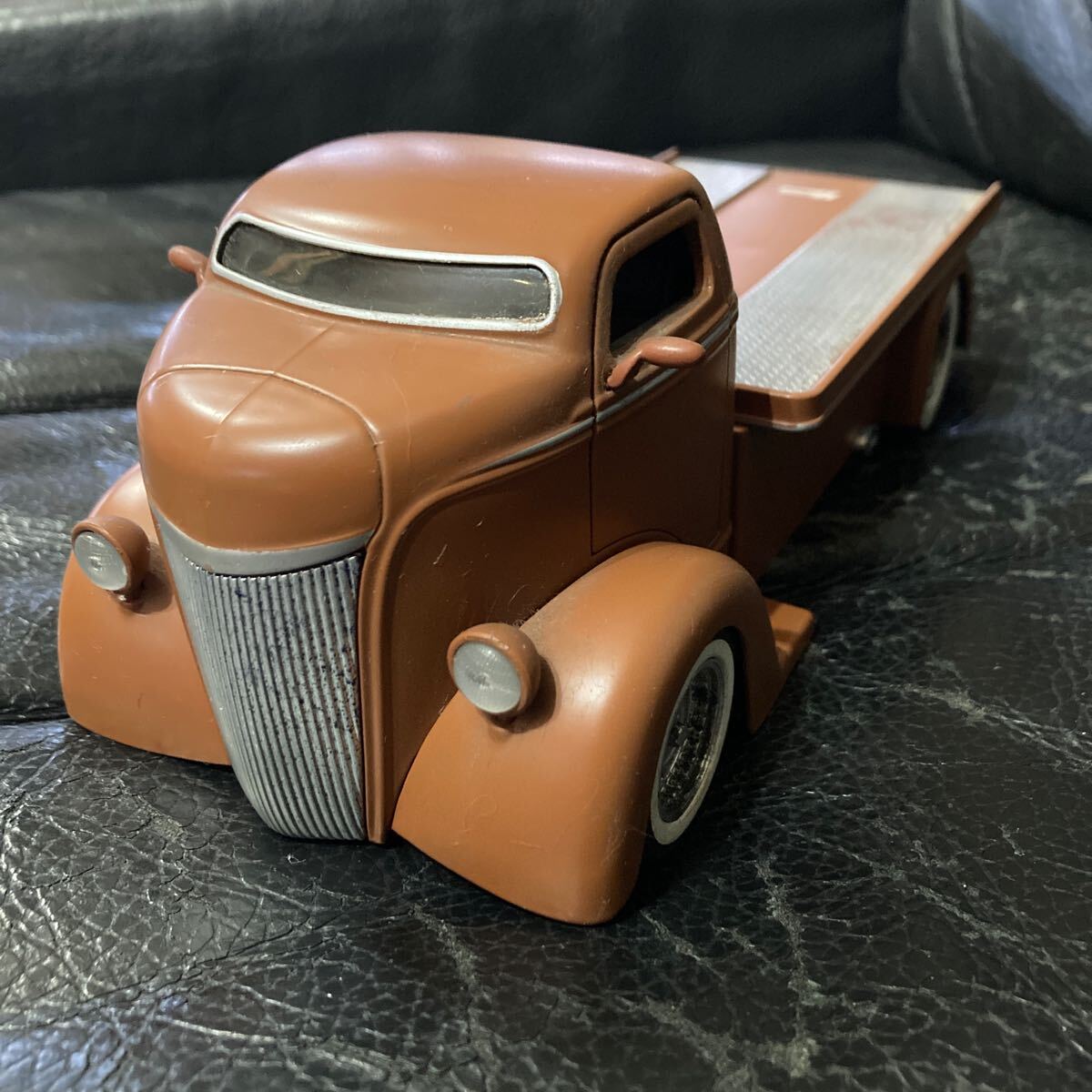 JADA TOYS47フォードCOEフラットベッドjadatoysジャダトイズ1947 ford フォード カスタム積載車ホットロッド ラットデュース マッコイ東洋拍卖