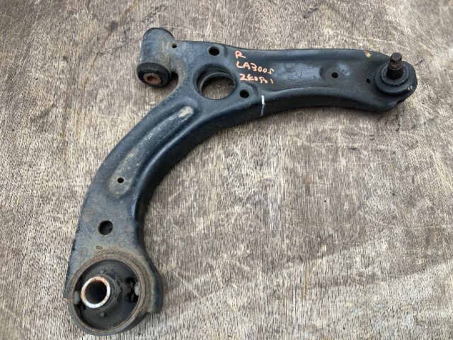 240901 ダイハツ ミライース LA300S 右フロントロアアーム ロアアーム ★拍卖