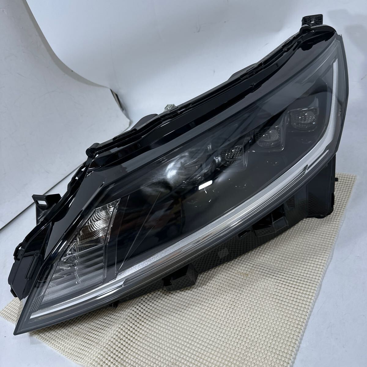 M48-2-2 ノート E13 LED 左 打刻A 1993 ヘッドライト拍卖
