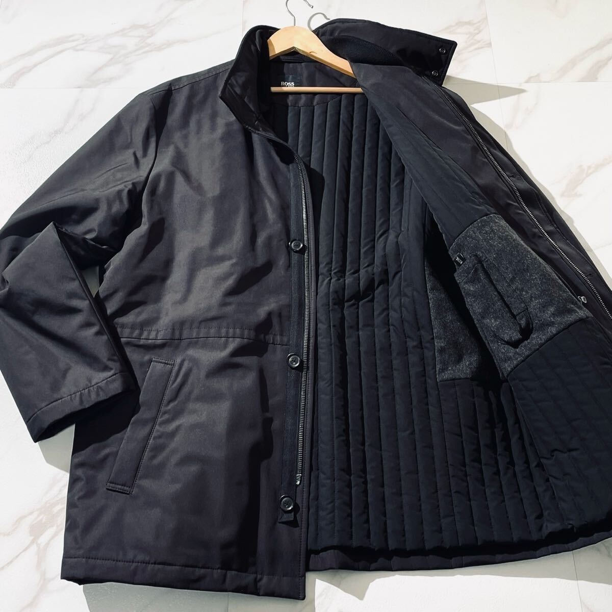 ★ 極美品/奇跡のXXL●HUGO BOSS ヒューゴボス 【圧巻の56サイズ ロゴワッペン】ダウンコート ジャケット ブルゾン 裏地中綿 黒 ブラック拍卖