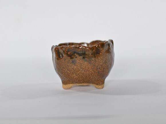 盆栽鉢 3号 手ひねりの小丸三足 黄土色 山野草 3号 鉢 陶器拍卖