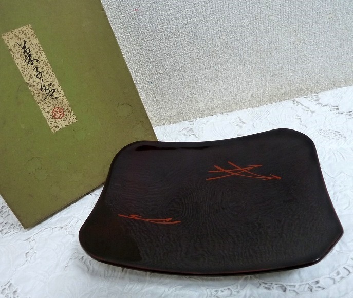 (☆BM)象彦(0710-①)木製 菓子器 脚付き 高台 角型 皿 茶道具 横幅24㎝ 漆器 漆芸 松葉柄 京漆器 日本伝統工芸 拍卖