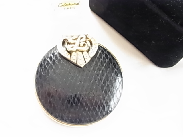 ■ビンテージ/ヴィンテージ 大き目存在感 クリアラインストーンが輝くビジュー付き 黒色トーン 型押しデザインの豪華感のブローチ拍卖