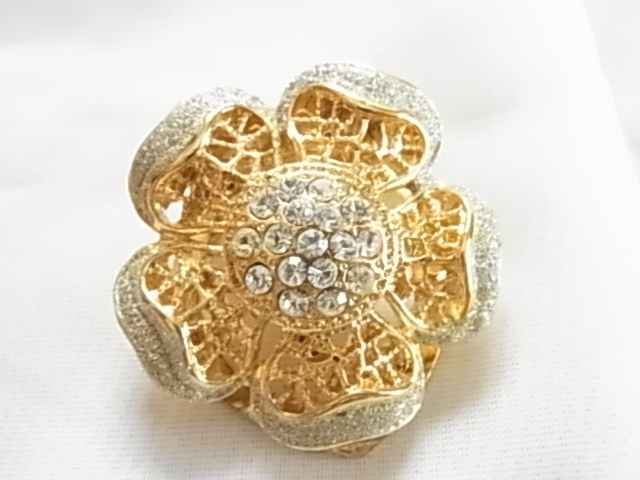 ■ビンテージ/ヴィンテージ クリアラインストーンが輝くビジュー ラメ入りシルバートーンの縁取りの花弁 お花 豪華感スカーフクリップ拍卖