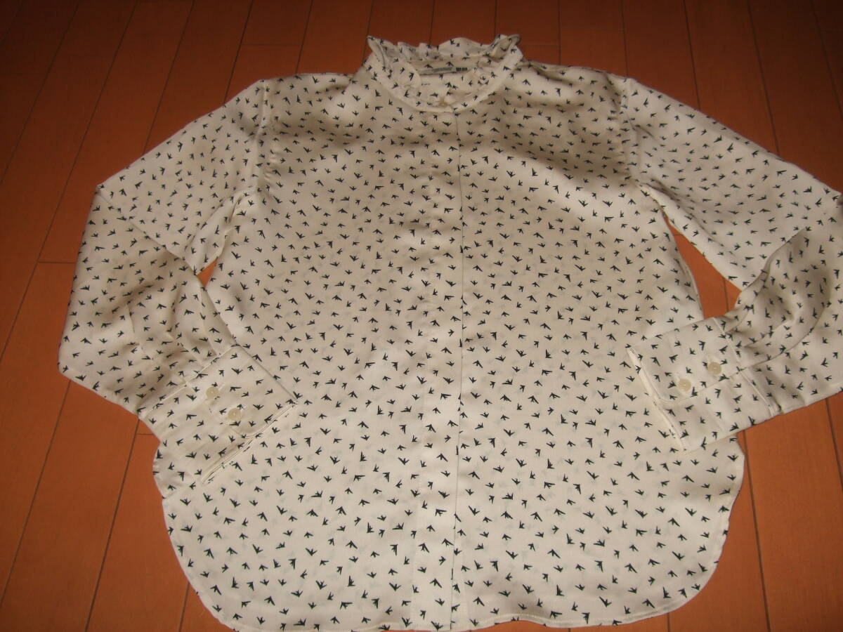美品送料込即決☆COMPTOIR DES COTTONIERS×ユニクロ 首元フリルプリントブラウス☆M拍卖