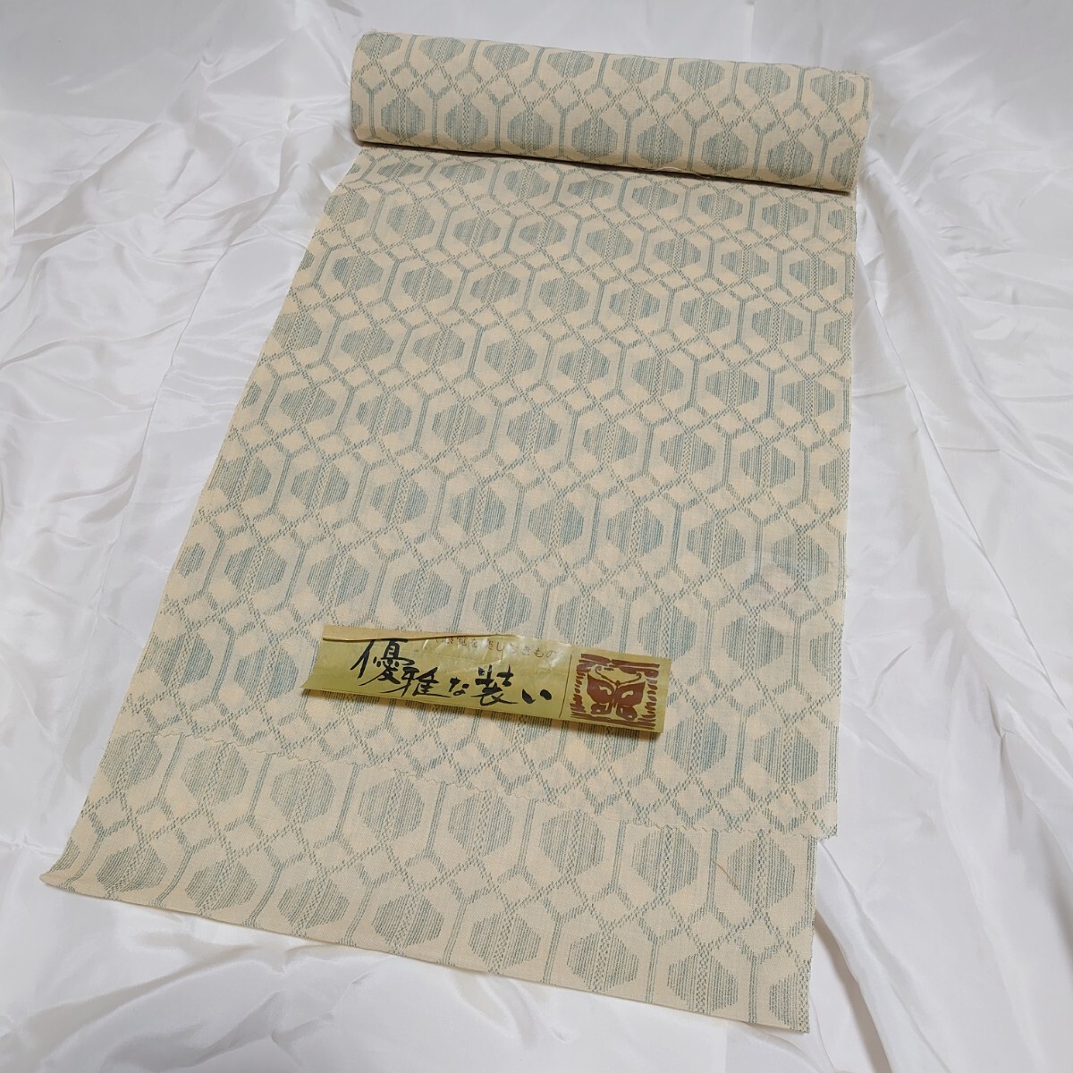 329【未使用保管品】優雅な装い クリーム(ベージュ)系 緑亀甲小紋 未仕立て品 反物 一反×36.5cm 着物 和服 手芸 昭和レトロ 布生地拍卖