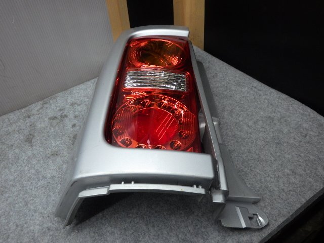 【B】 点灯OK 日産純正 LED テールランプ 下部 ICHIKOH D005 左/助手席 ME51 エルグランド シルバーメタリック E51 NE51 中期 後期拍卖
