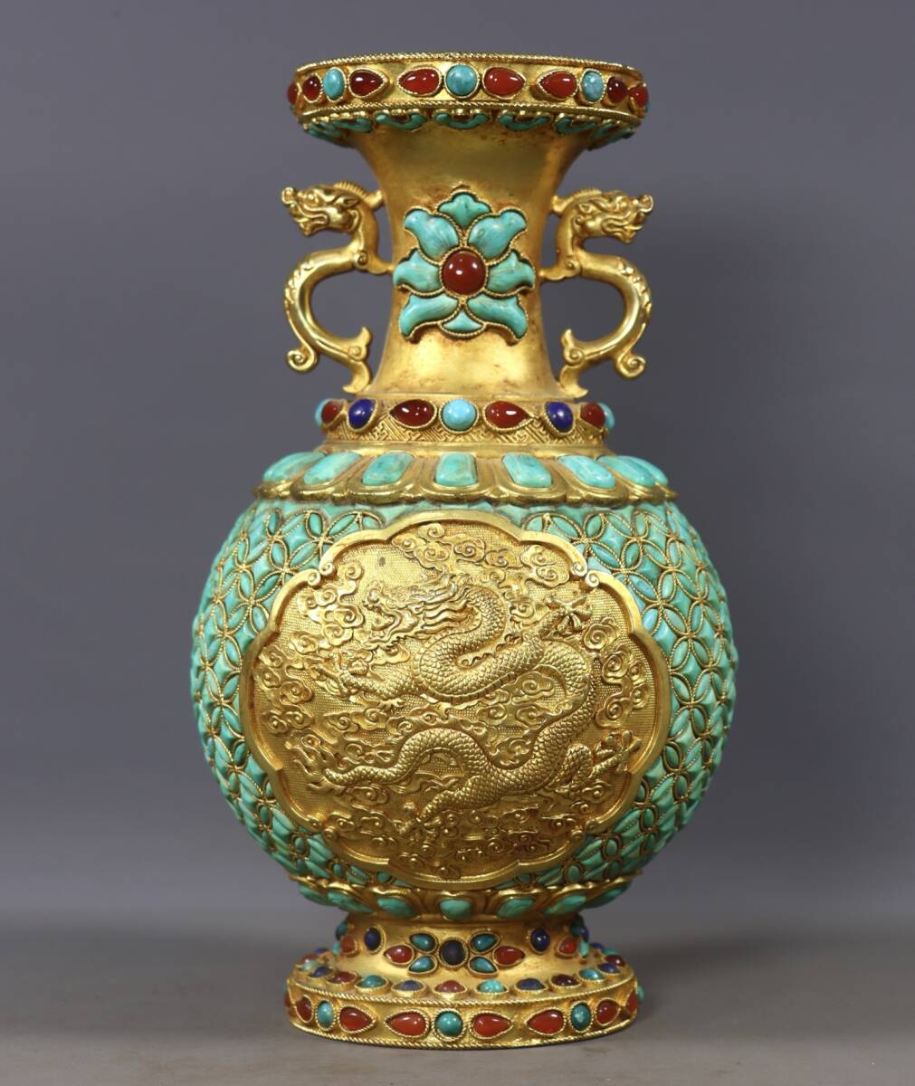 唐物 清 乾隆年製 純手工打造 銅塗金 モザイク綠松石 瑪瑙 青金石 盤龍雙耳瓶 銅製 中国美術品 時代物 D63拍卖